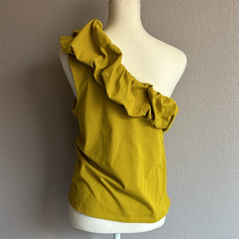 Express One-Shoulder Ruffle Tank Top in Mustard - Picture 3 of 4